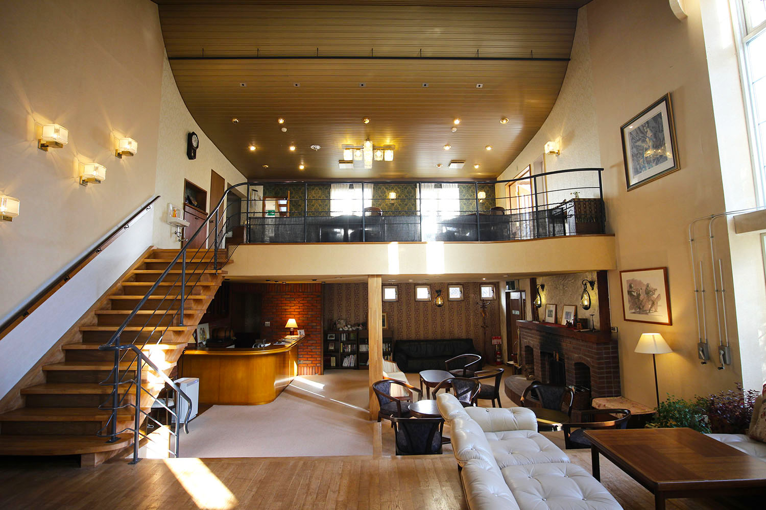 画面手前がホール、階段上がカフェスペース
