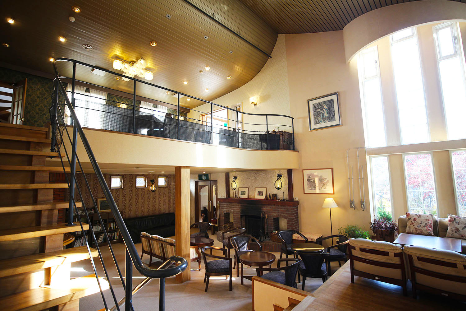 右側がホール、階段上がカフェスペース